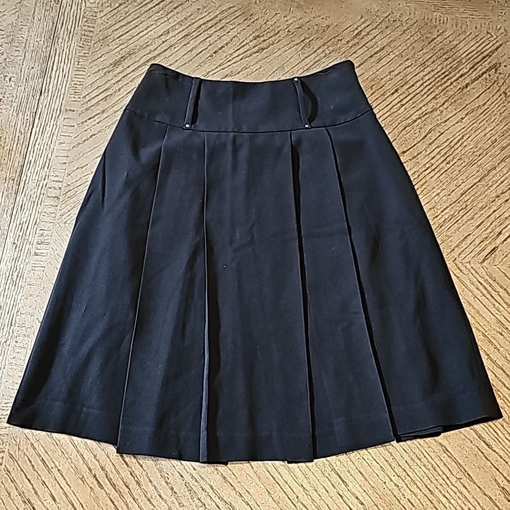 Black mid length pleated skirt size 2 Tahari
